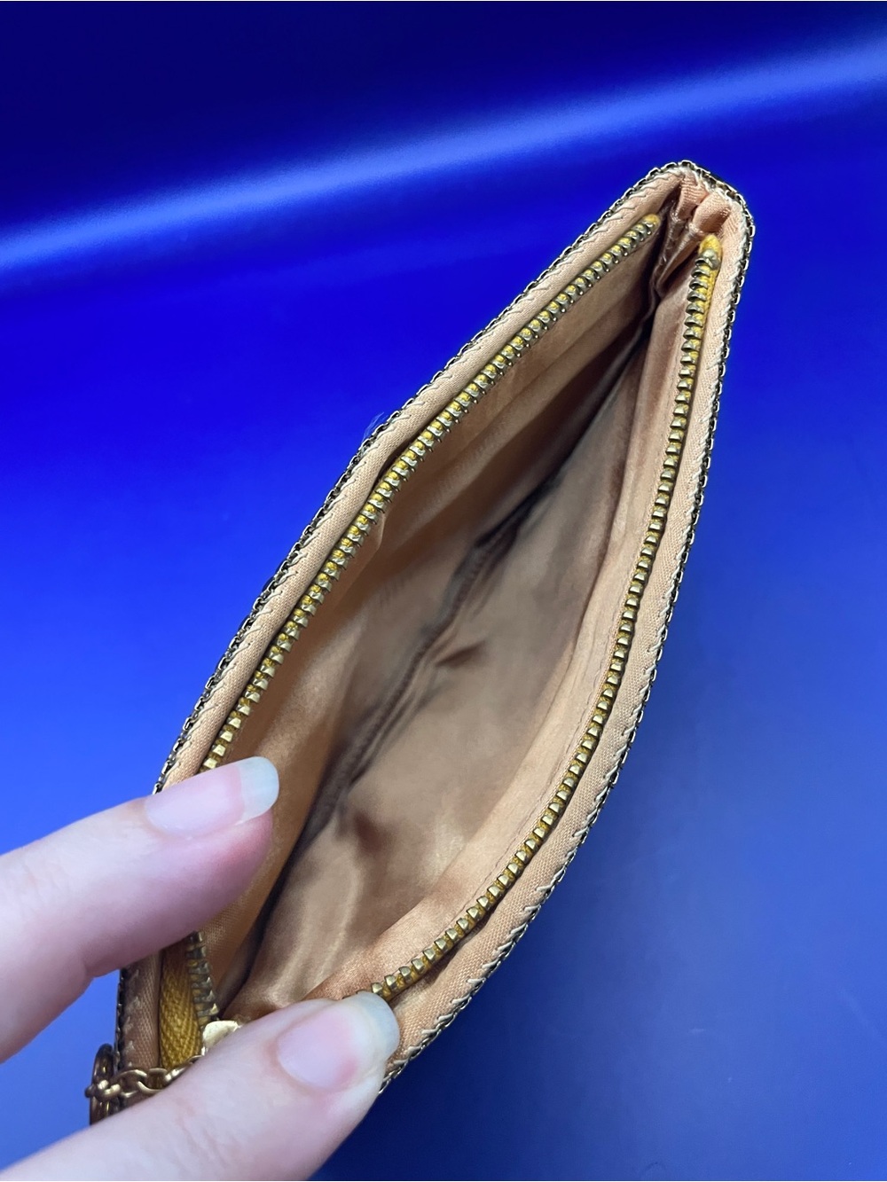 Vintage Gold Liquid Metal Mesh Zipper Pouch Evening oversized coin purse - Picture 5 of 11